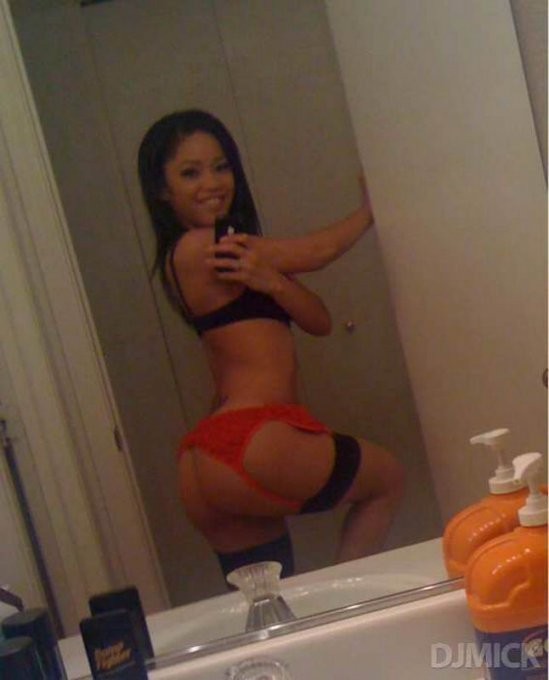 Модные потаскухи позируют возле зеркал 6 фото Модные потаскухи позируют возле зеркал 6 фото