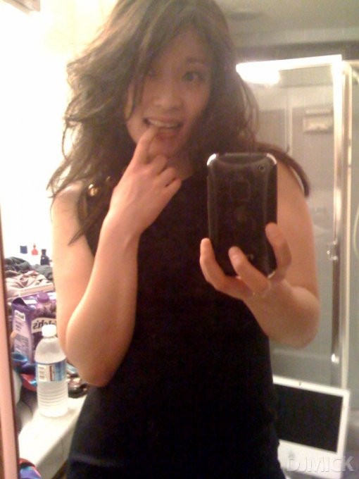 Модные потаскухи позируют возле зеркал 10 фото Модные потаскухи позируют возле зеркал 10 фото