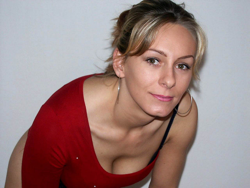 Женщина позирует на камеру в чулках и нижнем белье 1 фото Женщина позирует на камеру в чулках и нижнем белье 1 фото