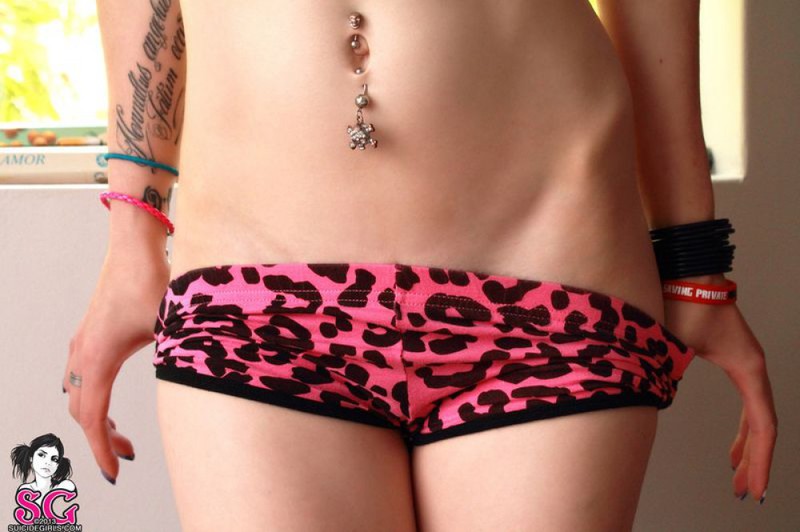 Молоденькая эмо-девушка любит откровенно позировать 2 фото Молоденькая эмо-девушка любит откровенно позировать 2 фото