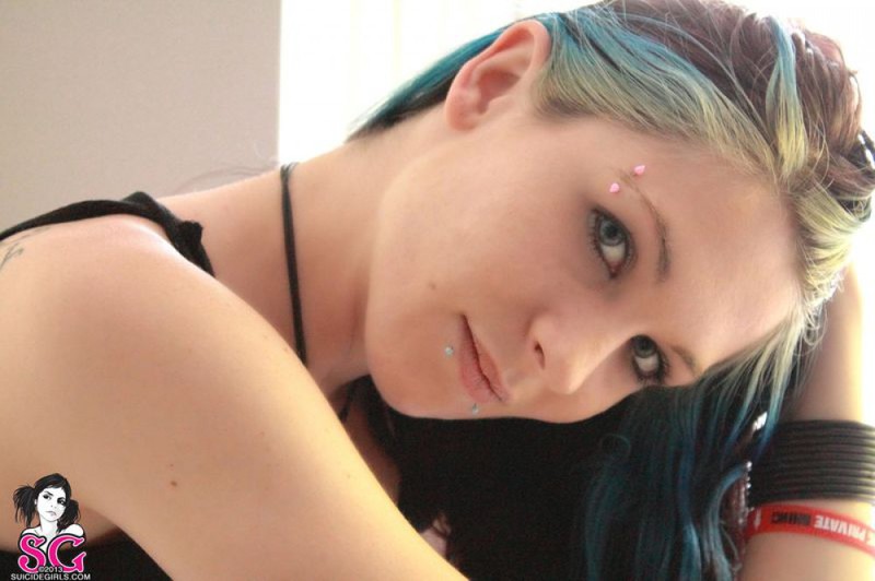 Молоденькая эмо-девушка любит откровенно позировать 1 фото Молоденькая эмо-девушка любит откровенно позировать 1 фото