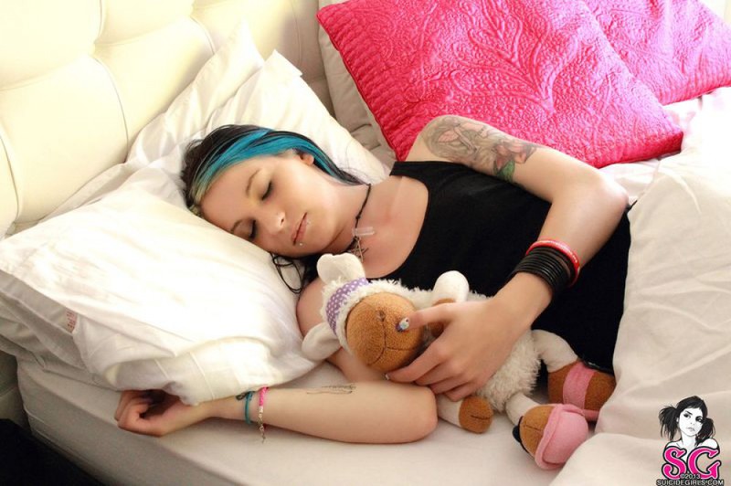 Молоденькая эмо-девушка любит откровенно позировать 11 фото Молоденькая эмо-девушка любит откровенно позировать 11 фото