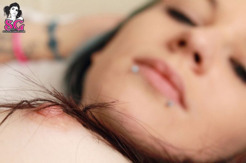 Молоденькая эмо-девушка любит откровенно позировать 16 фото Молоденькая эмо-девушка любит откровенно позировать 16 фото