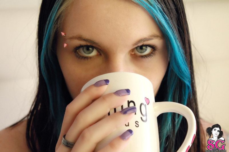 Молоденькая эмо-девушка любит откровенно позировать 30 фото Молоденькая эмо-девушка любит откровенно позировать 30 фото