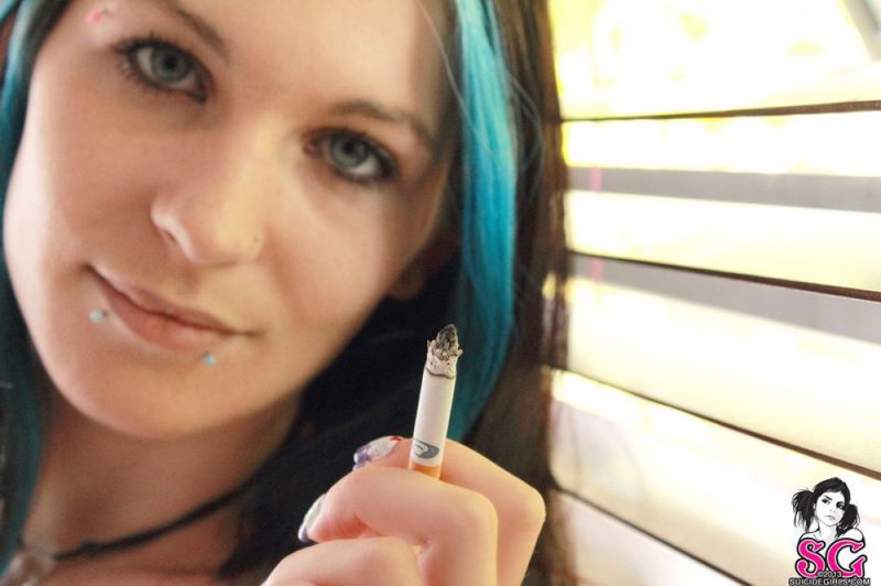 Молоденькая эмо-девушка любит откровенно позировать 19 фото Молоденькая эмо-девушка любит откровенно позировать 19 фото