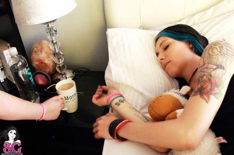 Молоденькая эмо-девушка любит откровенно позировать 15 фото Молоденькая эмо-девушка любит откровенно позировать 15 фото