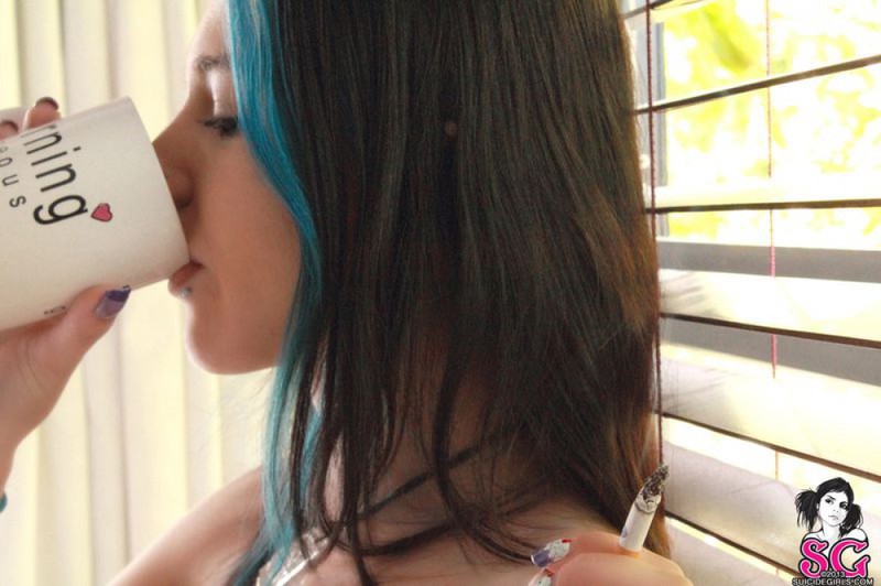 Молоденькая эмо-девушка любит откровенно позировать 14 фото Молоденькая эмо-девушка любит откровенно позировать 14 фото