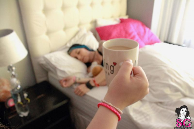 Молоденькая эмо-девушка любит откровенно позировать 26 фото Молоденькая эмо-девушка любит откровенно позировать 26 фото