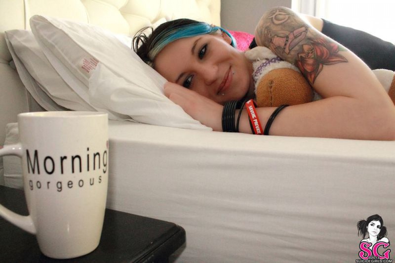 Молоденькая эмо-девушка любит откровенно позировать 33 фото Молоденькая эмо-девушка любит откровенно позировать 33 фото