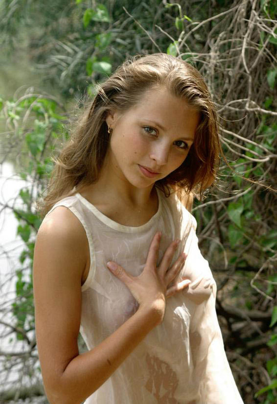 Демонстрирует обнаженное тело на природе 12 фото