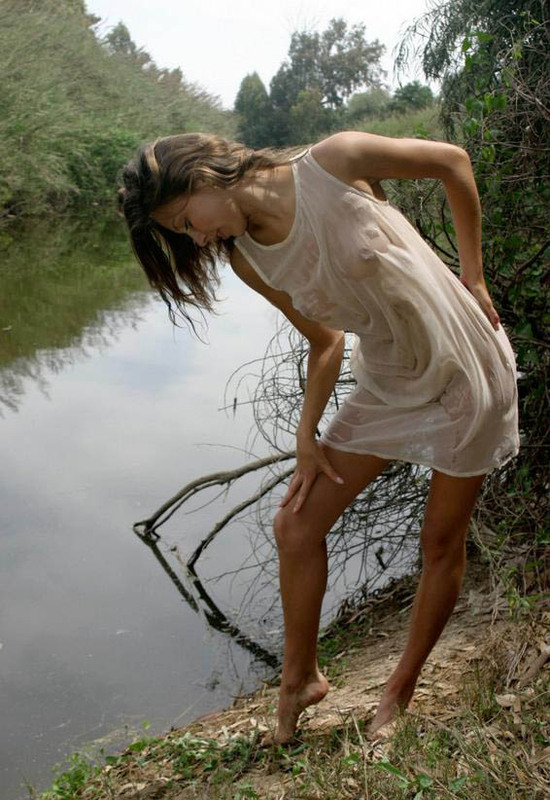 Демонстрирует обнаженное тело на природе 14 фото