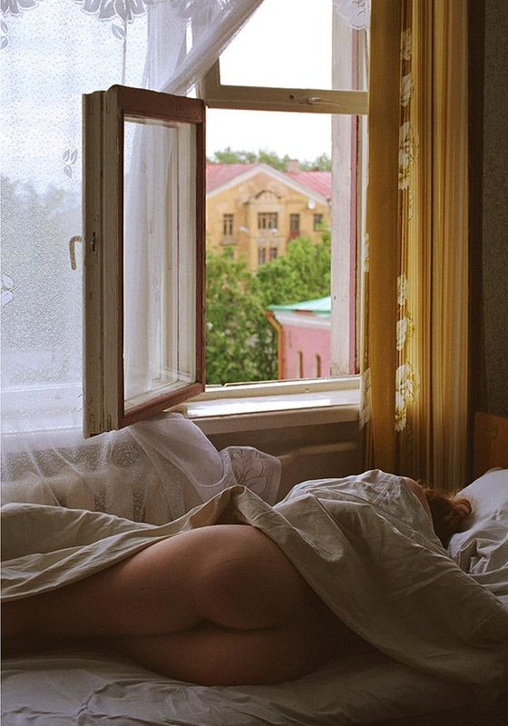 Рыжая телка валяется на постели в одиночестве 5 фото Рыжая телка валяется на постели в одиночестве 5 фото