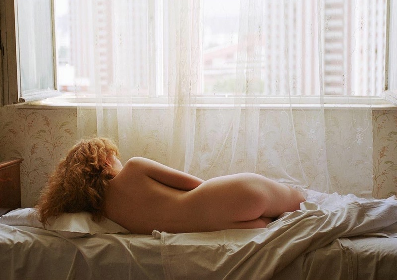 Рыжая телка валяется на постели в одиночестве 8 фото Рыжая телка валяется на постели в одиночестве 8 фото