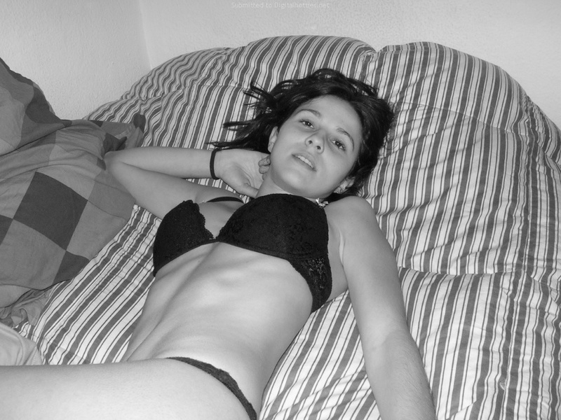 Черно-белый секс с игривой горячей девушкой с волосатой киской 8 фото Черно-белый секс с игривой горячей девушкой с волосатой киской 8 фото