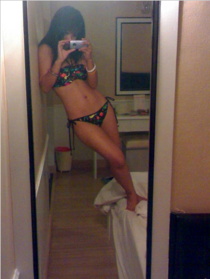 Студентки красуются телами перед зеркалом 3 фото Студентки красуются телами перед зеркалом 3 фото