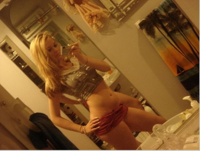 Студентки красуются телами перед зеркалом 15 фото Студентки красуются телами перед зеркалом 15 фото