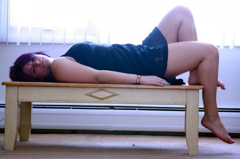 Горячая и пухлая чувиха показывает свое тело на постели 26 фото