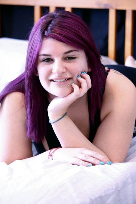 Горячая и пухлая чувиха показывает свое тело на постели 34 фото