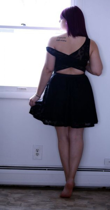 Горячая и пухлая чувиха показывает свое тело на постели 38 фото