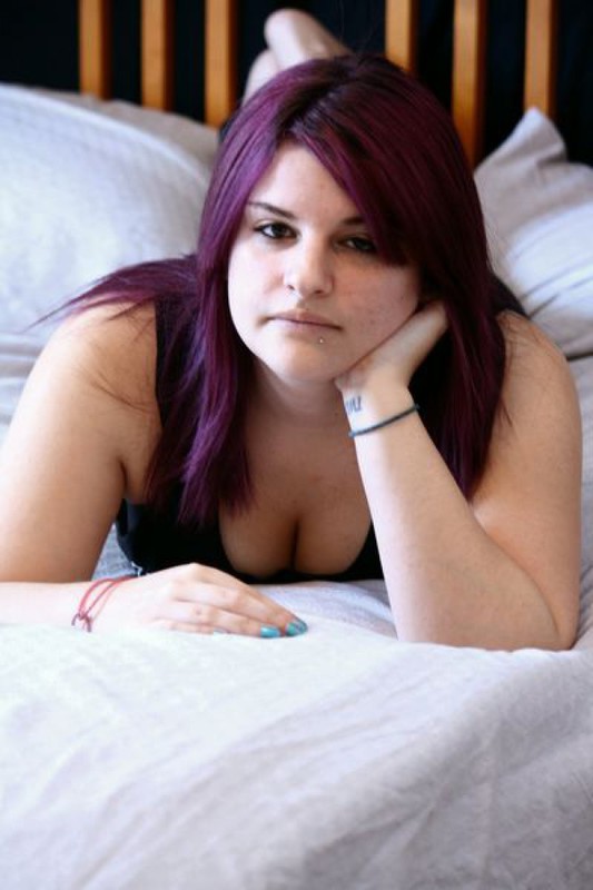 Горячая и пухлая чувиха показывает свое тело на постели 33 фото