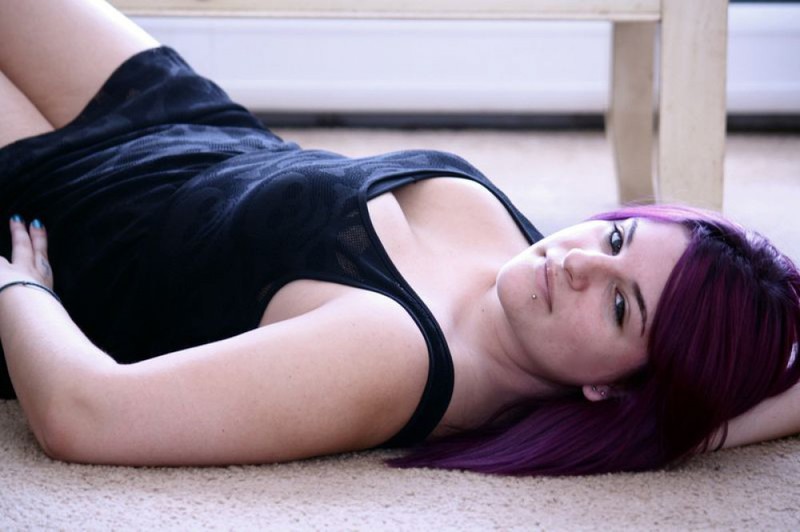 Горячая и пухлая чувиха показывает свое тело на постели 29 фото