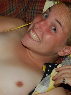 Голая невоспитанная сучка дает себя трогать