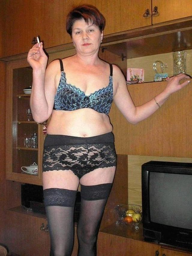 Старая женщина с волосатой пилоткой в гостиной 2 фото Старая женщина с волосатой пилоткой в гостиной 2 фото