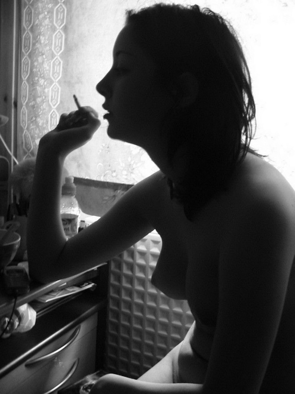 Игривая брюнетка позирует перед другом дома 3 фото