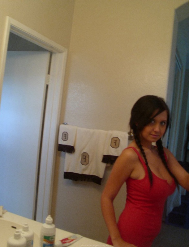 Худенькая куколка мастурбирует писю и позирует на камеру 3 фото Худенькая куколка мастурбирует писю и позирует на камеру 3 фото