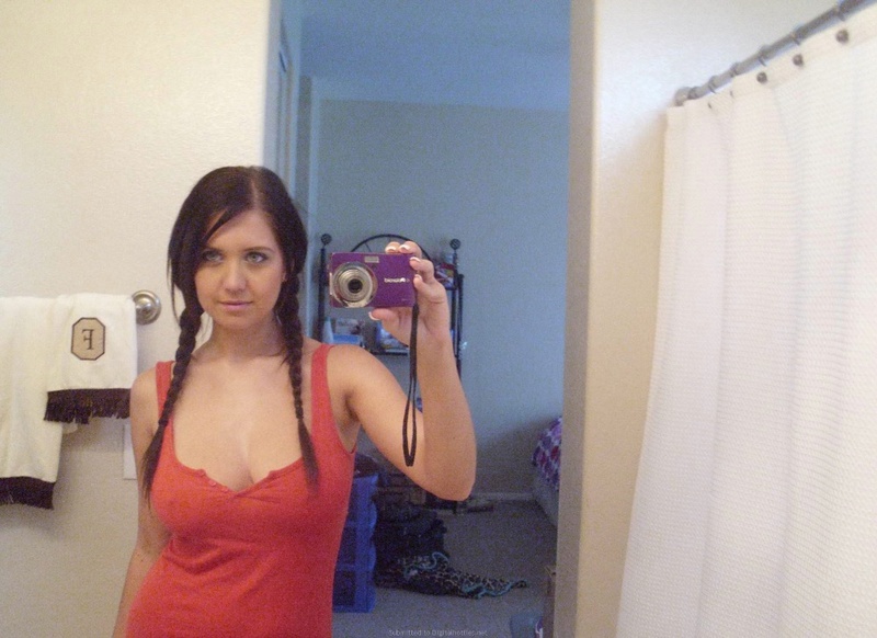 Худенькая куколка мастурбирует писю и позирует на камеру 1 фото Худенькая куколка мастурбирует писю и позирует на камеру 1 фото