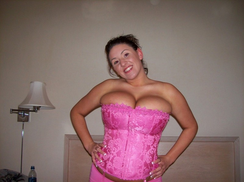 Пухлая брюнетка с огромными сиськами любит позировать 3 фото Пухлая брюнетка с огромными сиськами любит позировать 3 фото