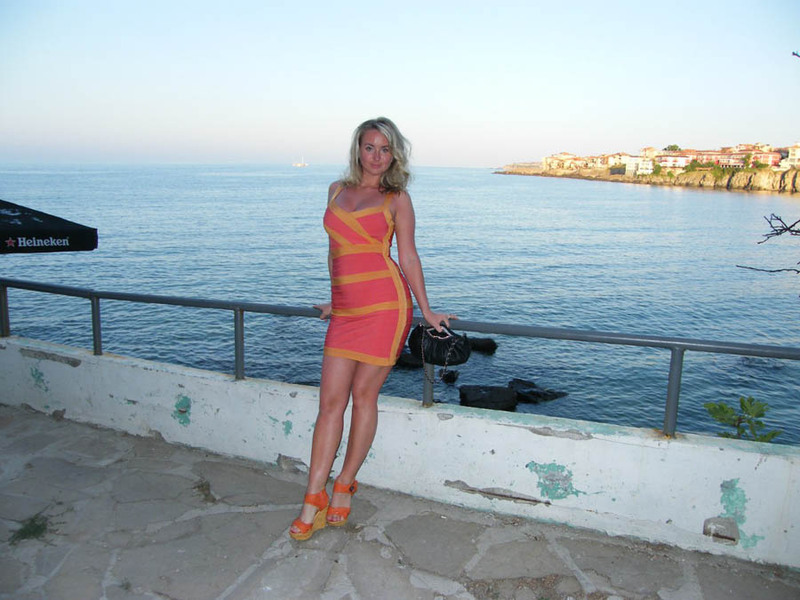 Модель отдыхает на море и позирует красиво 3 фото