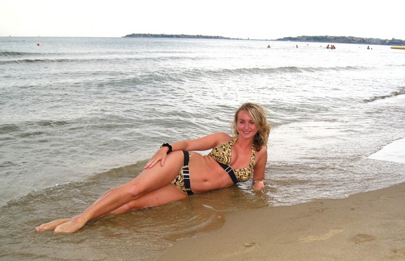 Модель отдыхает на море и позирует красиво 5 фото