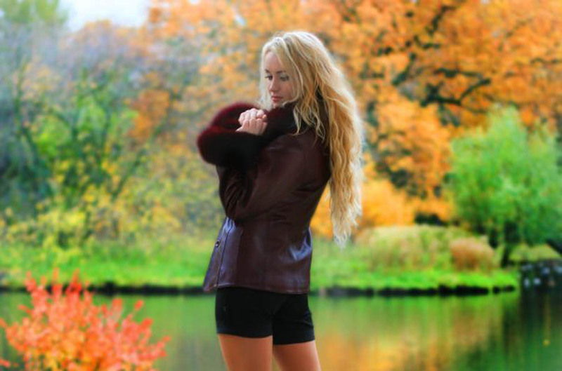 Модель отдыхает на море и позирует красиво 2 фото