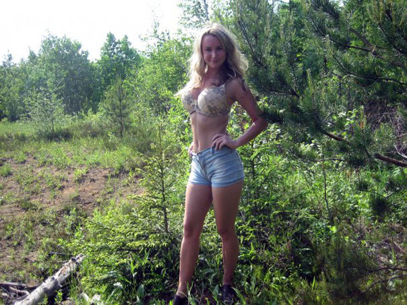 Модель отдыхает на море и позирует красиво 4 фото