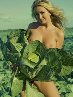 Модель отдыхает на море и позирует красиво