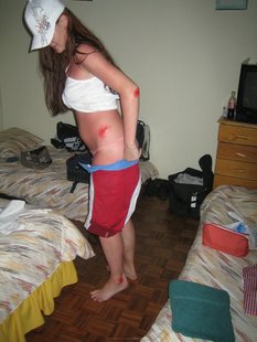 Один день с симпатичной озорной брюнеткой