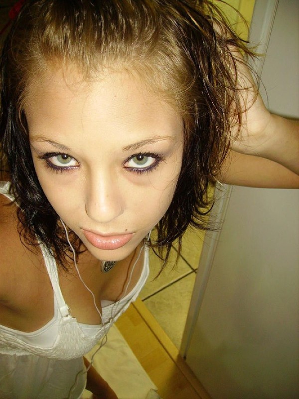 Молодая брюнетка раздевается дома 6 фото Молодая брюнетка раздевается дома 6 фото