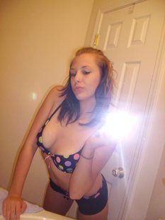 Молодая брюнетка раздевается дома