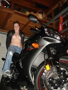 Позирует в гараже своего парня и не только