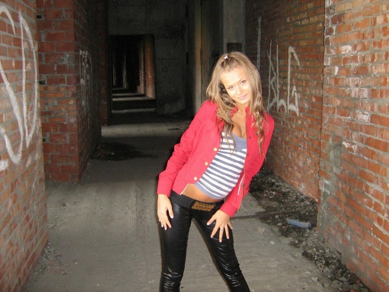 Игривая девушка разделась на стройке 19 фото Игривая девушка разделась на стройке 19 фото