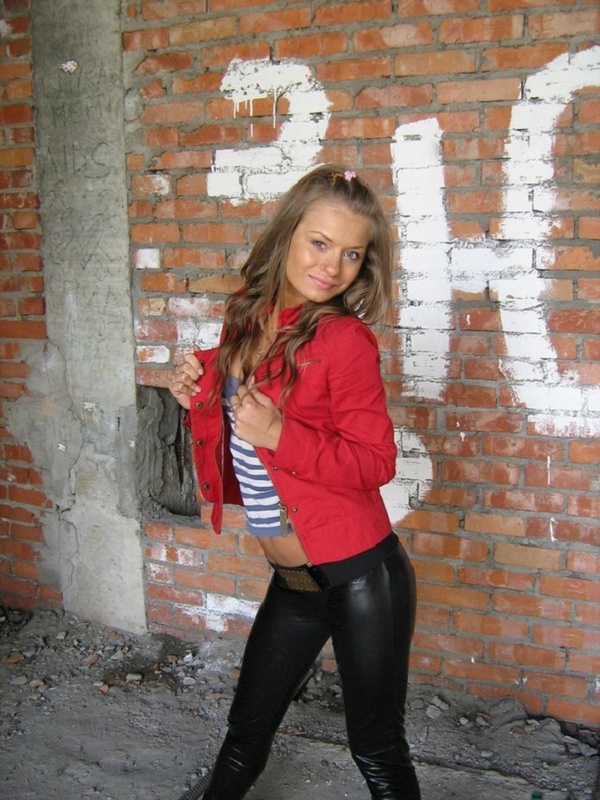 Игривая девушка разделась на стройке 20 фото Игривая девушка разделась на стройке 20 фото