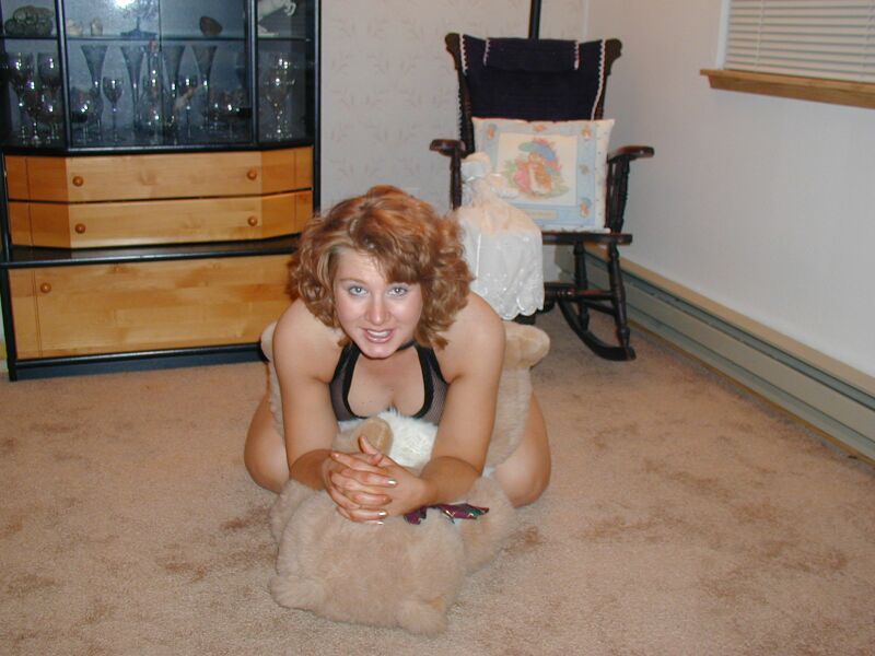 Позитивная женщина ерзает и не может успокоиться 1 фото