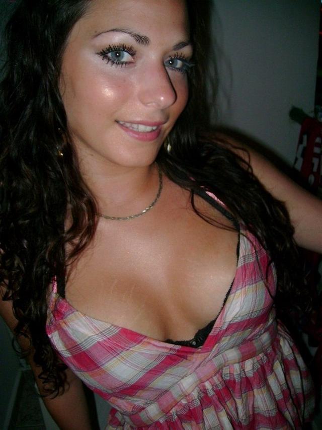 Жгучая брюнетка оголилась на улице 5 фото Жгучая брюнетка оголилась на улице 5 фото