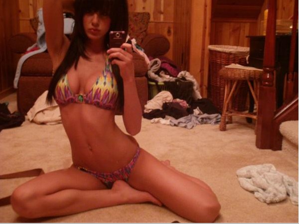 Откровенные снимки симпатичных девушек в трусиках 3 фото Откровенные снимки симпатичных девушек в трусиках 3 фото