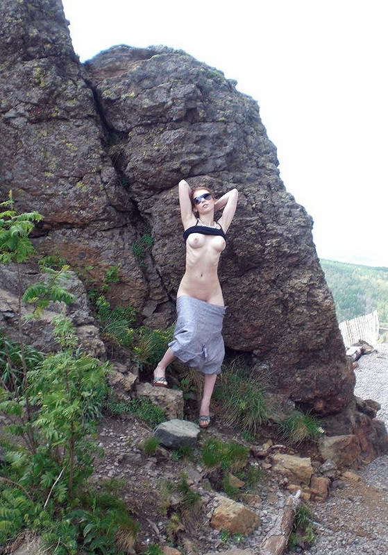 Стройняшка блещет щелкой в разных местах 4 фото Стройняшка блещет щелкой в разных местах 4 фото