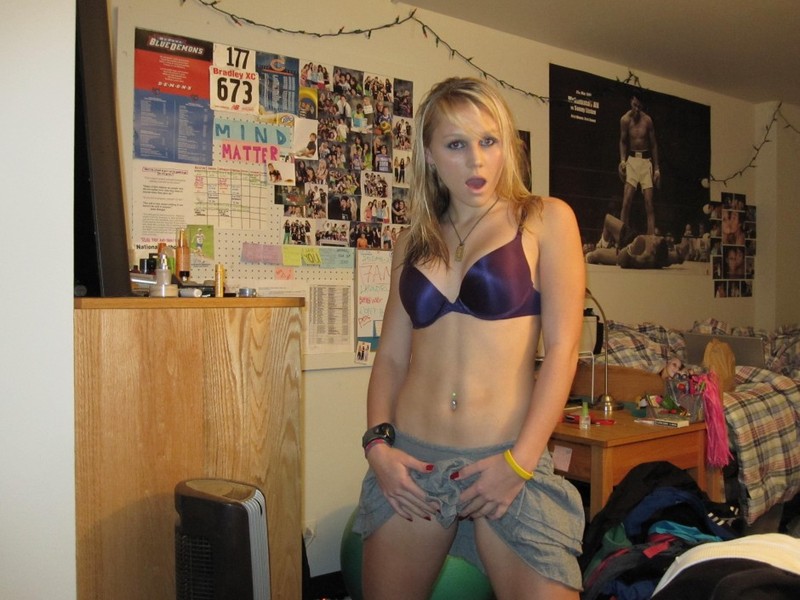 Игривая блондинка охотно мастурбирует киску самой себе 9 фото