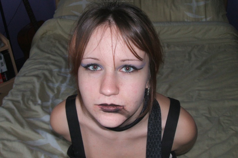 Фетишистке нравится играть в доминирование 4 фото