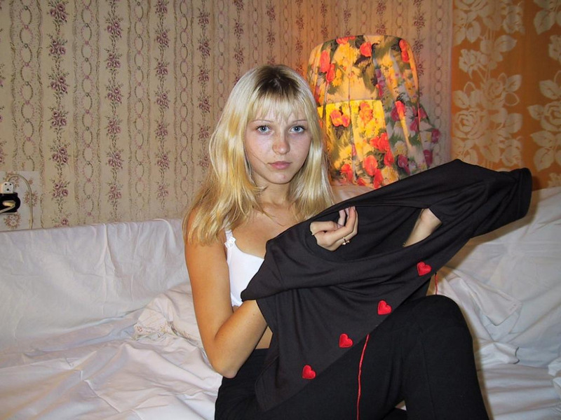 Милая блондинка раздевается и валяется на постели голышом 2 фото