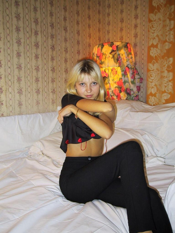 Милая блондинка раздевается и валяется на постели голышом 3 фото